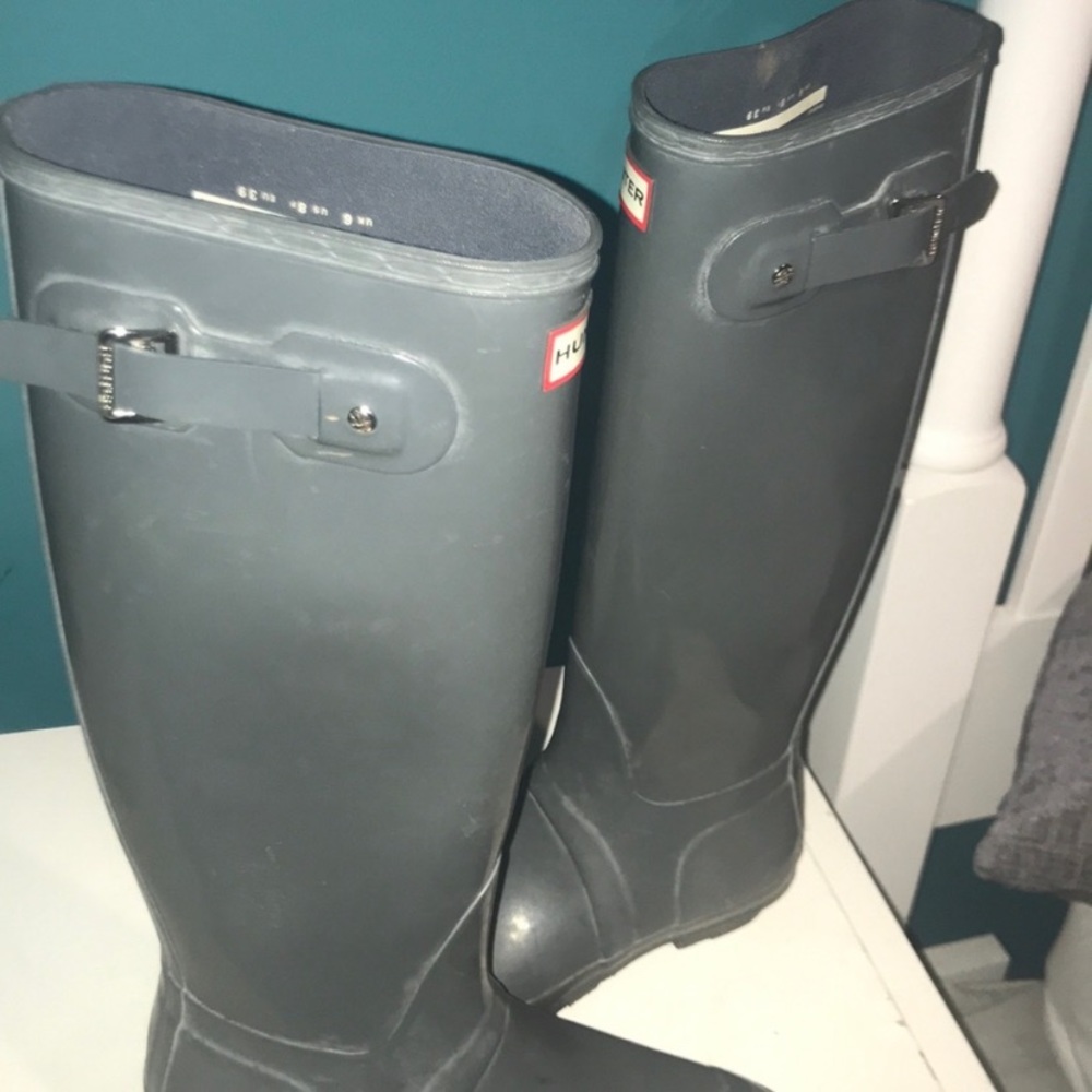 Size 8 Hunter boots take grey